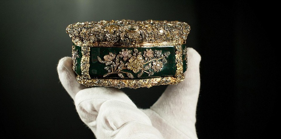 英王室钻石展“奢华”登场 2012国际style之绝色美图篇