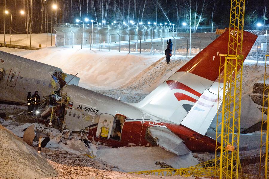 俄客机降落时冲出跑道断裂至少4人死亡 或驾驶员失误所致