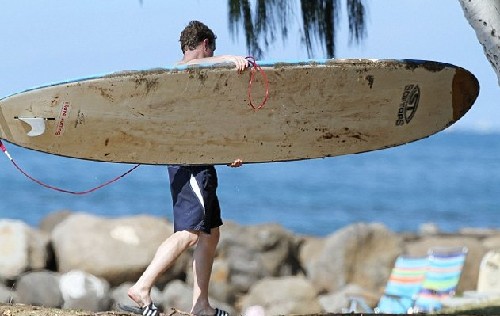 图：扎克伯格与新婚妻子夏威夷度假 学习冲浪惬意悠闲