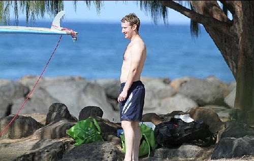 图：扎克伯格与新婚妻子夏威夷度假 学习冲浪惬意悠闲