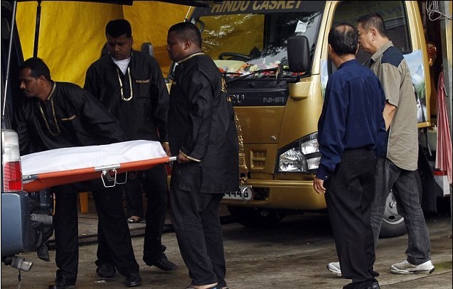印度轮奸案受害女子遗体火化 多名官员出席葬礼