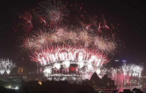 悉尼炫彩焰火、时代广场倒计时 世界各地喜迎新年