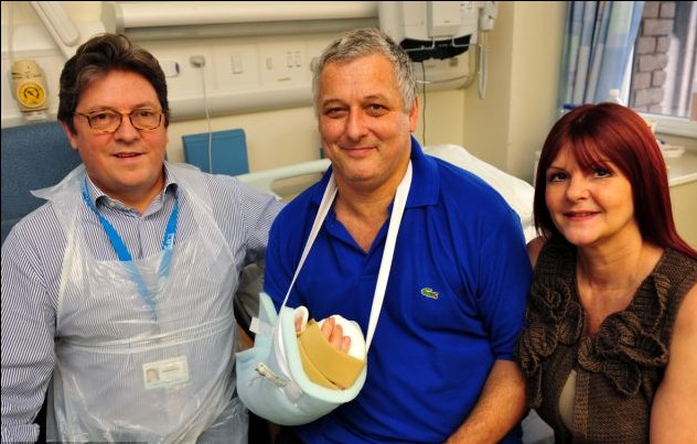 英国独创“除旧换新”手部移植手术 51岁患者指头已能动