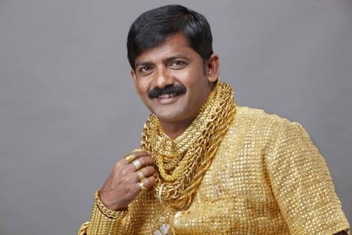 图：印度男子14万打造黄金衬衫 只为吸引异性目光