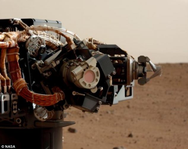 “好奇”号首次使用刷子清扫火星表面 为岩石钻探铺平道路