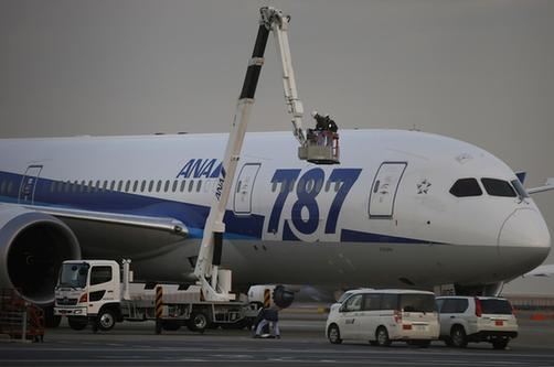 日本波音787客机空中冒烟后紧急降落