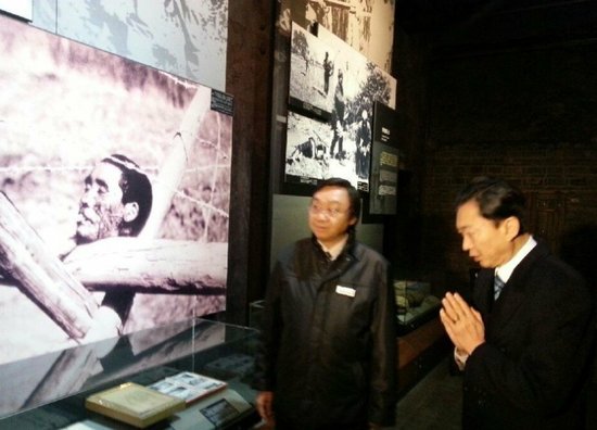 鸠山由纪夫参观南京大屠杀遇难同胞纪念馆