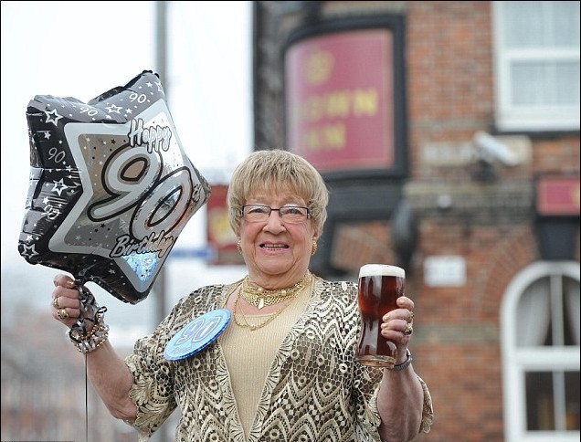 英国最年长女调酒师庆祝90岁生日 曾服役于皇家海军