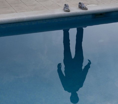 “隐形人”艺术家拍摄深邃影子照片 反映自身不断变化个性