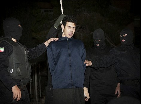 伊朗公开处决两名抢劫犯 民众高举相机手机拍不停