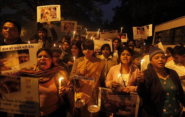 印度男子强奸未遂伙同父母烧死少女 黑公车强奸案正式庭审
