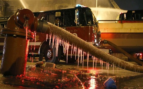 超级震撼！美消防员极寒天气敬业工作灭火车变冰雕