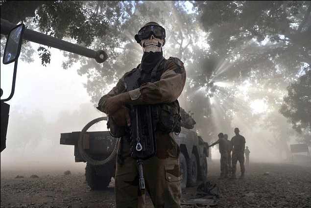 法军士兵在马里戴骷髅面巾引争议 军方已展开调查