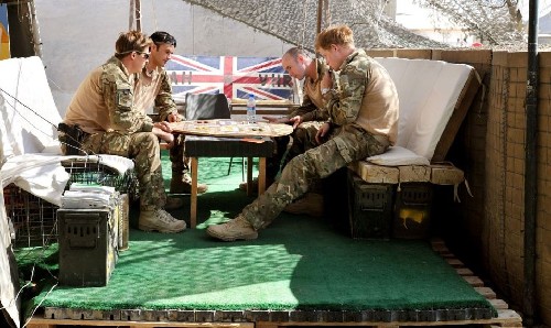 玩游戏、吃自助：哈里讲述阿富汗战场“惬意生活”