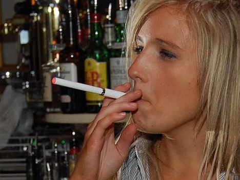 含高浓度有害物质 德专家称电子烟比传统烟危害更大