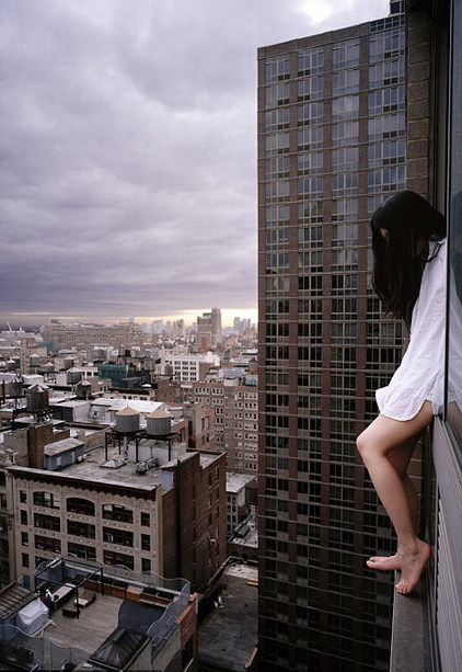 组图：韩女艺术家摩天大楼边缘营造摇摇欲坠刺激感