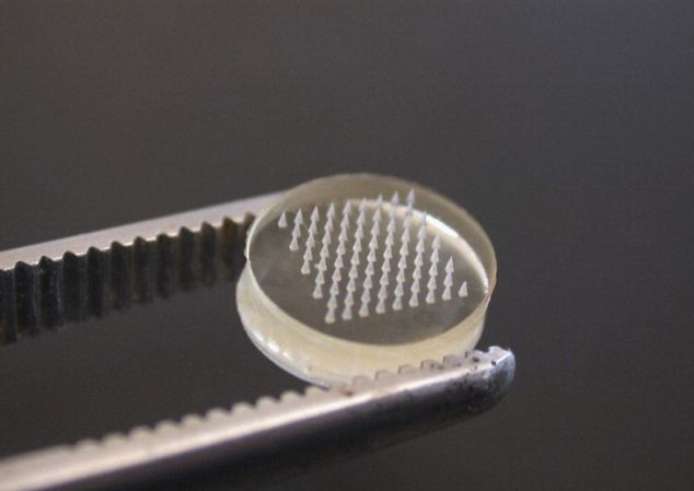 美专家研制“微针”设备 有望开启无痛注射时代