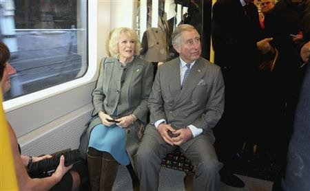 查尔斯夫妇现身伦敦地铁 庆祝开通150周年