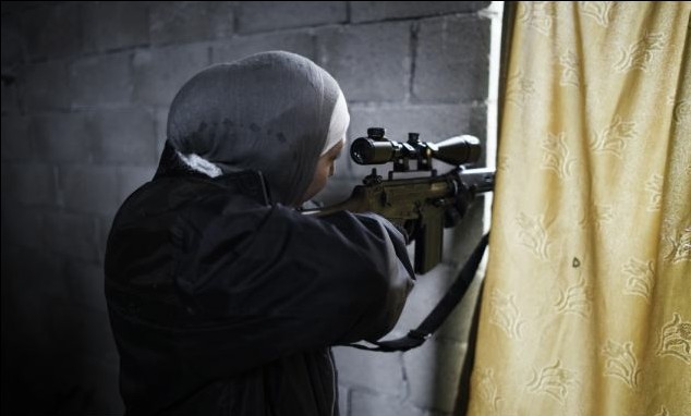 子女命丧政府军空袭 叙利亚前女教师变身狙击手复仇