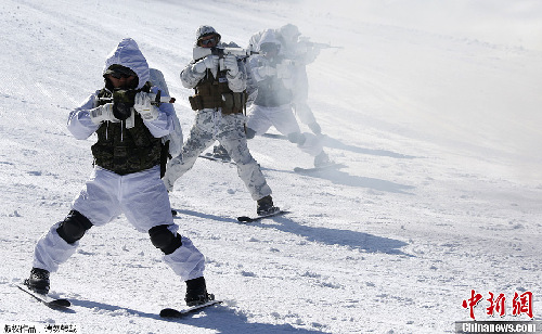 韩美海军陆战队举行雪地军演