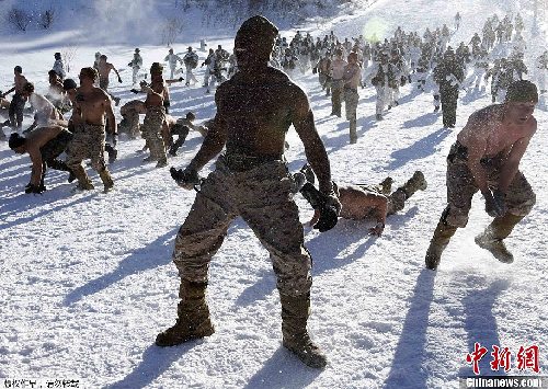 韩美海军陆战队举行雪地军演
