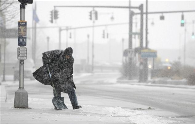 美国东北部遭遇创纪录暴风雪 多个州进入紧急状态