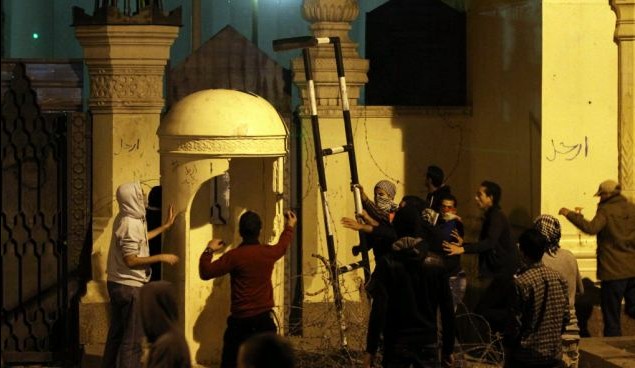 突尼斯反对派领袖葬礼引骚乱 埃及示威者冲击总统府