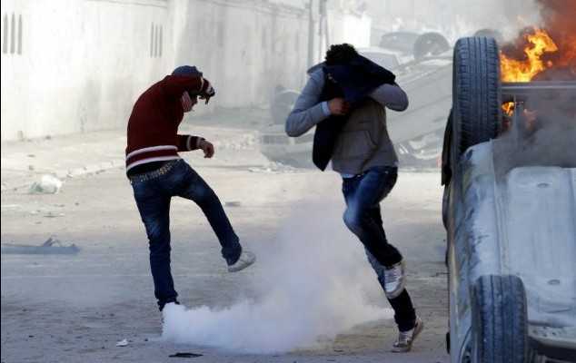 突尼斯反对派领袖葬礼引骚乱 埃及示威者冲击总统府
