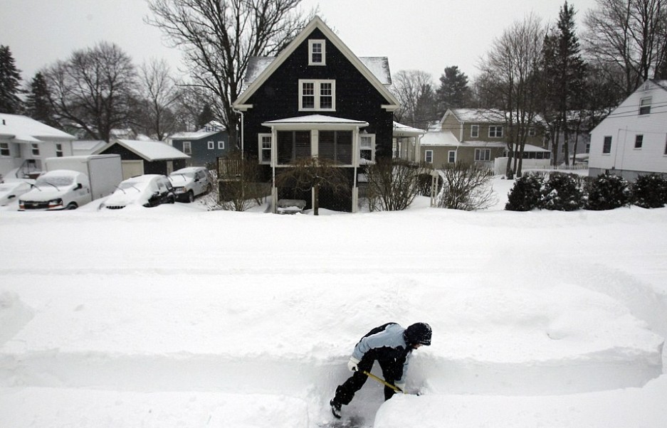 美东北部暴风雪致6人死亡 积雪深近一米