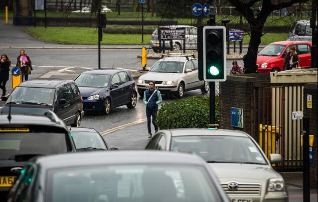 英国开发智能交通系统 有望助司机避红灯一路畅行