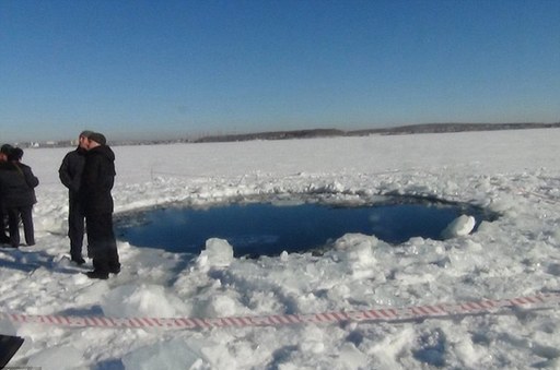 陨石砸出直径8米冰洞 俄罗斯否认军方试图拦截