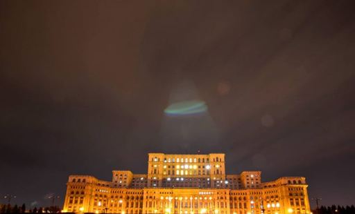 罗马尼亚议会上空惊现神秘光圈 酷似大片UFO场景