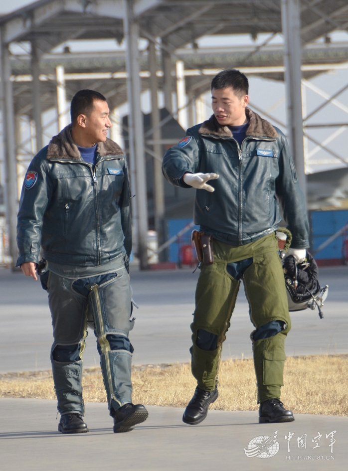 组图：中国空军歼-11双机升空处置“异常空情”