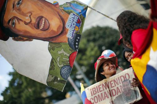 查韦斯返委内瑞拉民众载歌载舞 被指为稳住政局