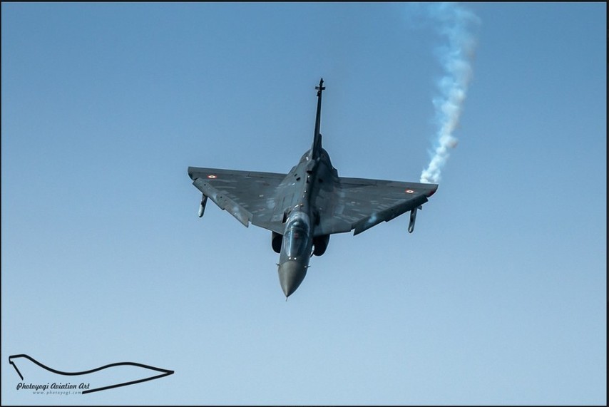 高清：印度国产LCA轻型战机卖力表演展示机动性能