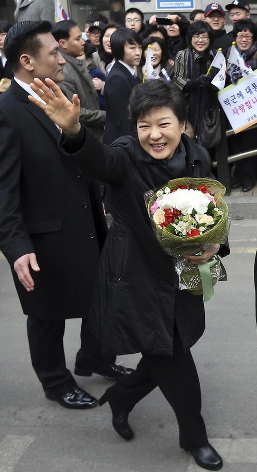 美媒：韩国首位女总统将面临朝核问题和经济困境