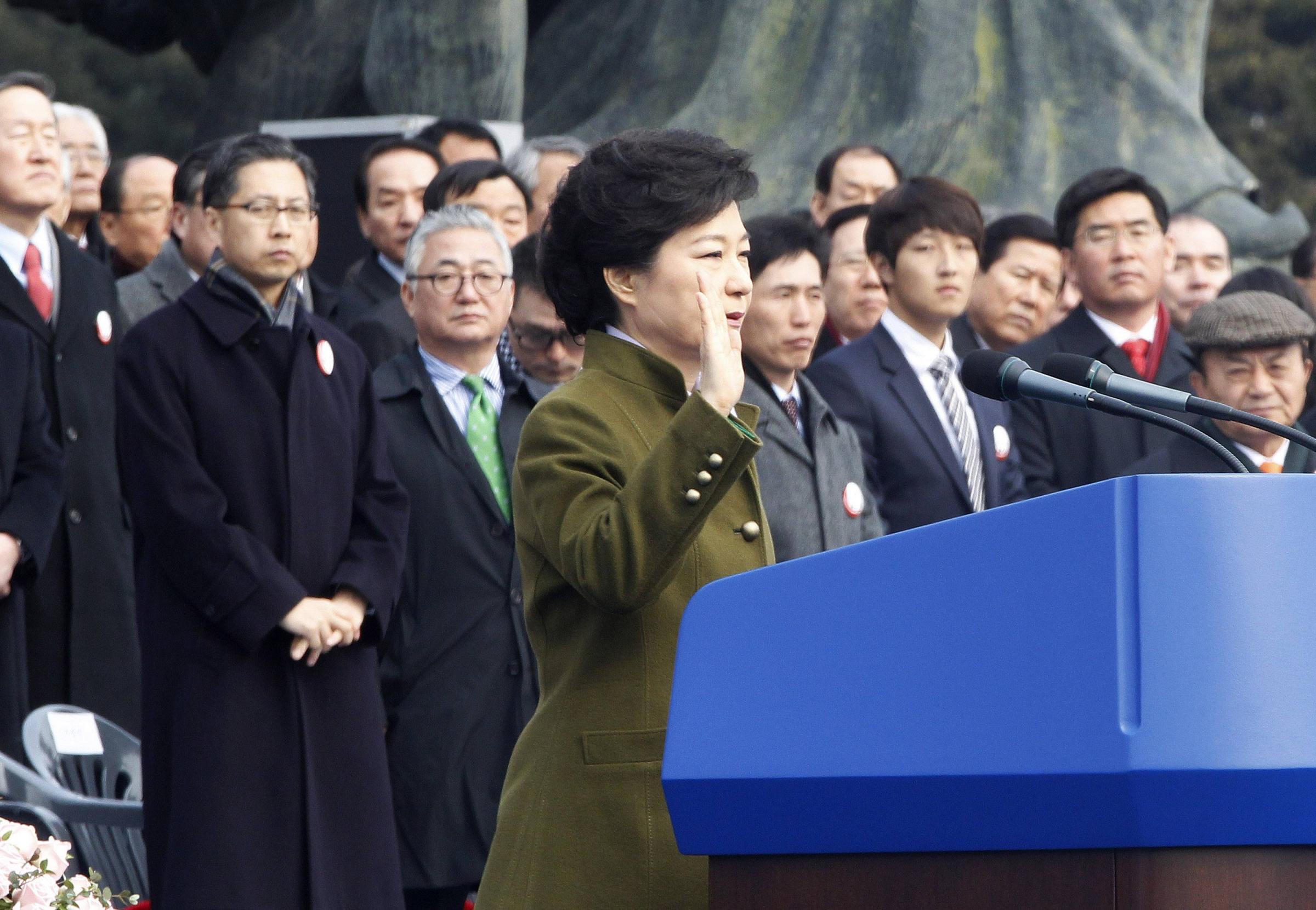 朴槿惠宣誓就职7万人捧场 承诺开启幸福新时代敦促朝鲜弃核