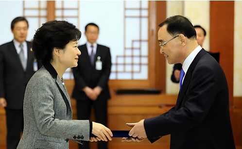 郑烘原将出任韩国新总理 朴槿惠授予任命状