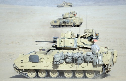 外形威猛：美国陆军M2A3战车群戈壁实战演练