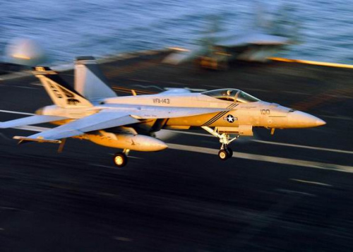 对比中美战斗机：F/A-18E/F优于歼-15