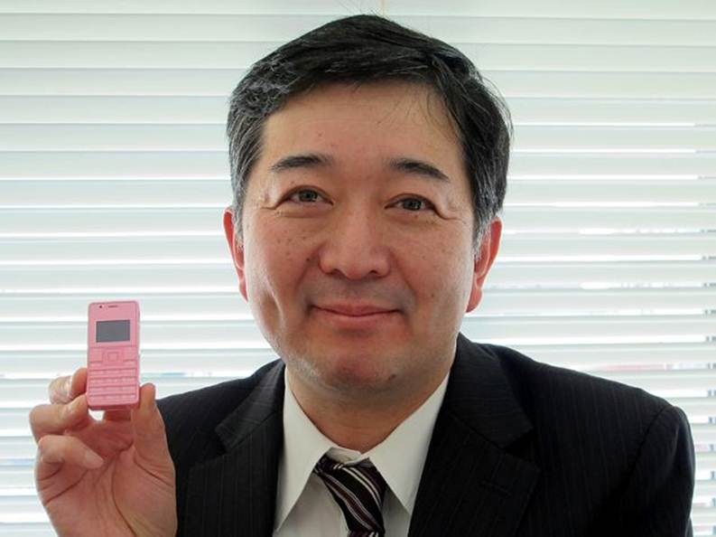 日本发布全球最小手机 仅重32克酷似玩具