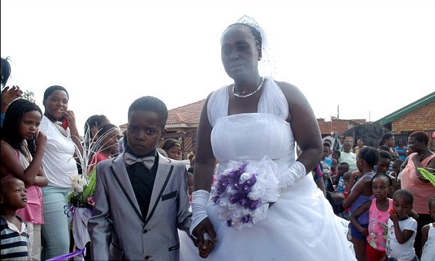 为“安抚”亡祖 南非8岁新郎官“迎娶”61岁新娘