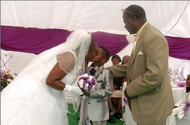 为“安抚”亡祖 南非8岁新郎官“迎娶”61岁新娘