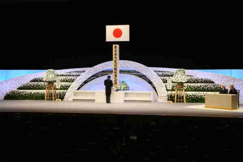 东日本地震两周年追悼会举行 日本天皇夫妇参加