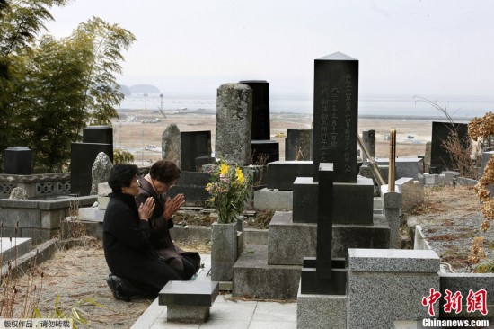 大批日本民众重回灾区 纪念