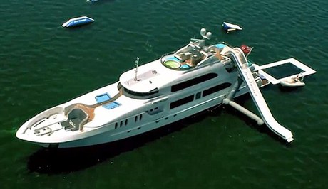 富翁们的新玩具：英国推出世界最大游艇水上滑梯