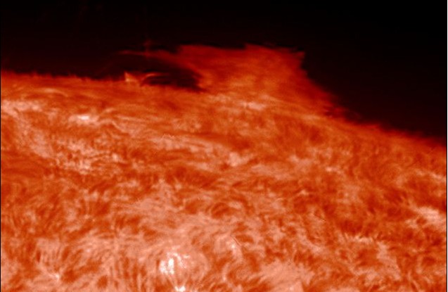 英国天文爱好者用自家望远镜捕捉太阳表面惊人细节