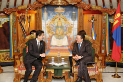 安倍与蒙古总理会谈 称将就资源开发强化合作