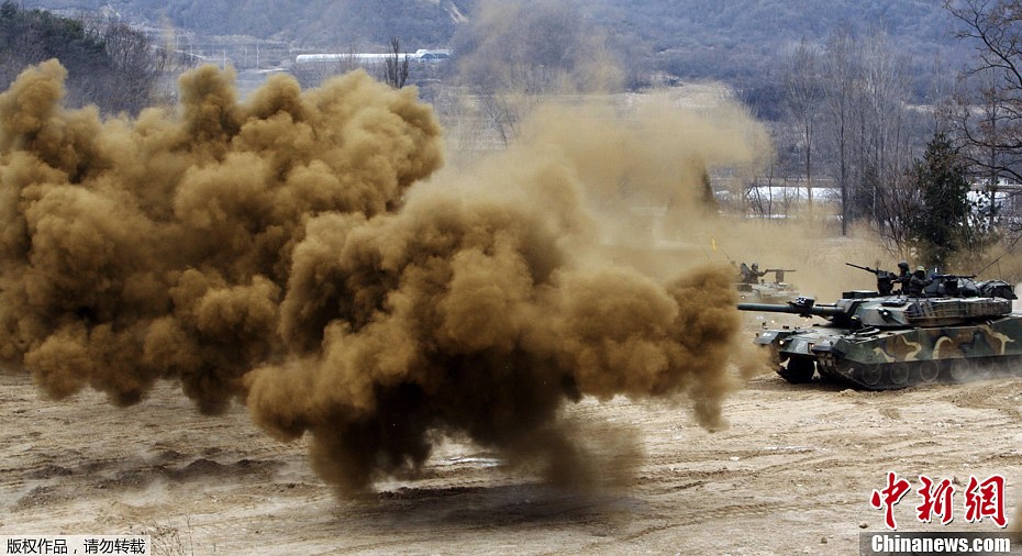 高清：韩国装甲部队在华川举行演习