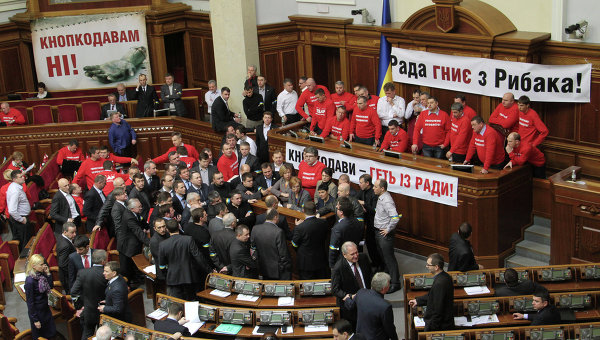 乌克兰议会再起冲突 反对派封锁主席台抗议